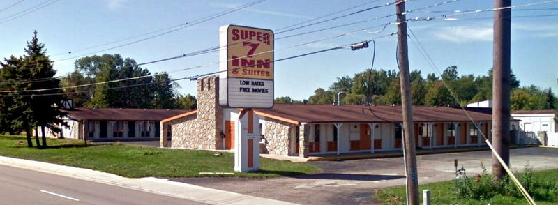Super 7 Inn & Suites Saginaw (Saginaw Inn, Knights Inn) - 2012 (newer photo)